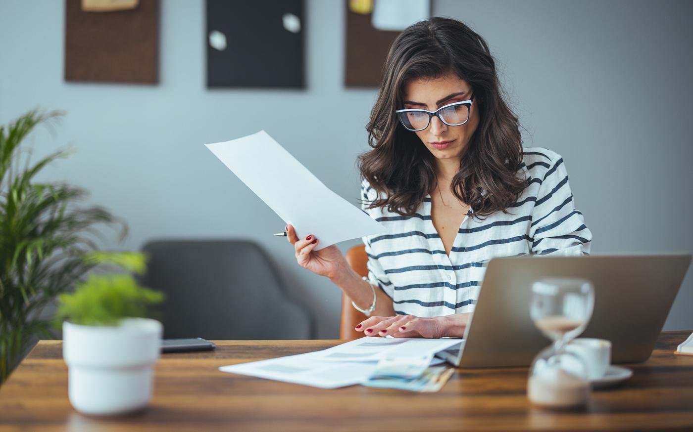 femme examinant des documents administratifs