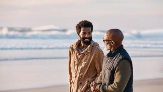 Deux hommes sur la plage